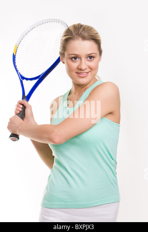 Niedliche Mädchen vorbereitet Tennisball mit Schläger auf weißem Hintergrund schieben Stockfoto