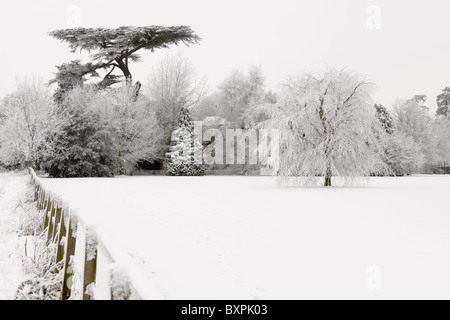 Malerische winterliche Szene bei minus 10 Grad Frost der Frost laden und verdeckt Acton Burnell Schloss in Shropshire. Stockfoto