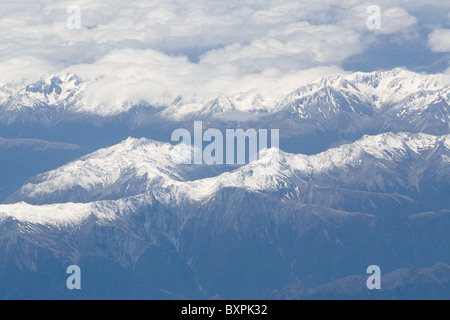 Bergen der Südalpen Neuseelands zeigen durch die Wolken in diesem arial geschossen Stockfoto