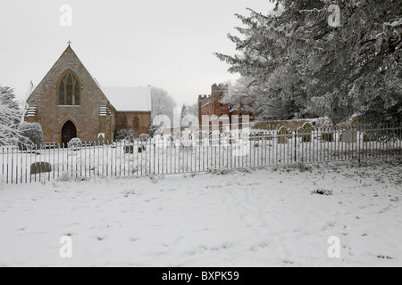 Von westlicher Aspekt gesehen wird sowohl der St. Maria Kirche und Acton Burnell Burg auf einem sehr kalten Wintern Tag im Dezember 2010. Stockfoto