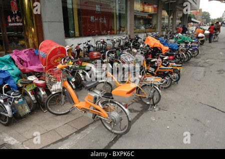 Elektro-Fahrräder abgestellt in Folge in der Stadt Yangzhou China Stockfoto