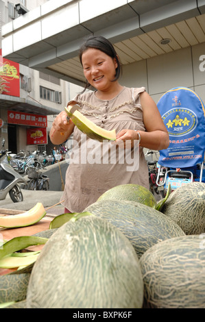 Eine Straße Verkäufer in Yangzhou Jiangsu Provinz China Verkauf des traditionellen Snacks Wassermelonen auf sticks Stockfoto