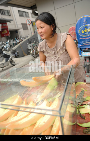 Eine Straße Verkäufer in Yangzhou Jiangsu Provinz China Verkauf des traditionellen Snacks Wassermelonen auf sticks Stockfoto