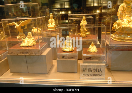 Unterschiedlicher Größe Gold Buddhas für den Verkauf in einem Juweliergeschäft Fenster in Yangzhou Jiangsu Provinz in China Stockfoto