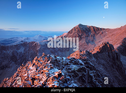 Mt Snowdon von Crib Goch auf dem Grat "Snowdon Horseshoe" walk - Sunrise - Winter - Snowdonia-Nationalpark - Wales Stockfoto