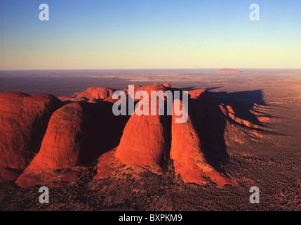 Kata Tjuta oder die Olgas Antenne mit Uluru in der Ferne. Uluru Kata Tjuta National Park - Northern Territory - Australien Stockfoto