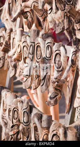 Reihe von traditionell geschnitzten Holzmasken für den Verkauf in einem Souvenirshop in Rumänien. Stockfoto