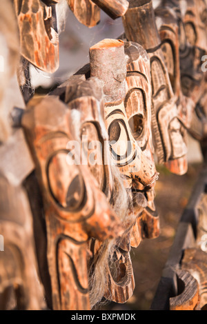 Reihe von traditionell geschnitzten Holzmasken für den Verkauf in einem Souvenirshop in Rumänien. Stockfoto