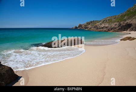 Blick auf Porth Kapelle Strand in der Nähe von Porthcurno, St Levan, West Cornwall, UK Stockfoto