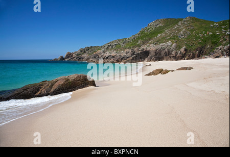 Blick auf Porth Kapelle Strand in der Nähe von Porthcurno, St Levan, West Cornwall, UK Stockfoto