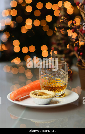 Mince Pie, Karotte und Glas Whiskey auf einen Teller übrig am Heiligabend für Santa Claus und Rudolph Stockfoto