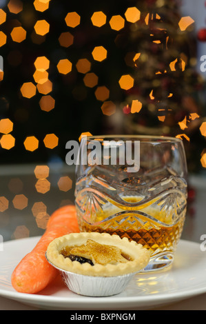 Mince Pie, Karotte und Whisky links auf einer Platte am Weihnachtsabend für Santa Claus und Rudolf Stockfoto