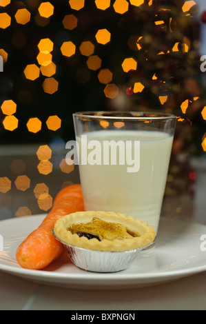 Mince Pie, Karotte und Milch auf einen Teller übrig am Heiligabend für Santa Claus und Rudolph Stockfoto