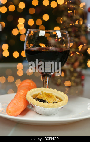 Mince Pie, Karotte und Glas Portwein links auf einem Teller an Heiligabend für Santa Claus und Rudolph Stockfoto