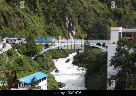 Die Brücke der Freundschaft zwischen Nepal und Tibet (China) oder die Sino-Nepal Friendship Bridge. Stockfoto