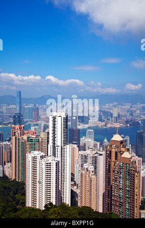 Die erstaunliche Hong Kong Skyline wie gesehen von oben in den Tag. Victoria Hafen Hafen und Kowloon Stockfoto
