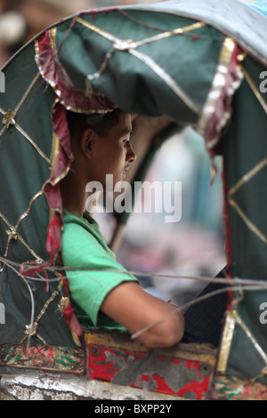 Eine Rikscha-Fahrer eine Pause in Kathmandu, Nepal in Asien Stockfoto