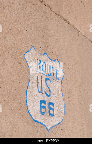 Route 66 Schild gemalt auf Bürgersteig Tucumcari, New Mexico USA Stockfoto