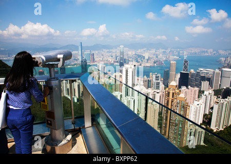 Die erstaunliche Hong Kong Skyline wie gesehen von The Peak Lookout in den Tag. Der imposante Strukturen einschließlich des Hafens Stockfoto