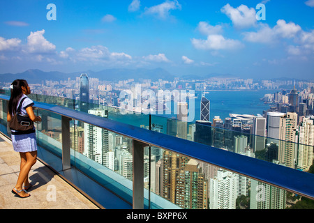 Die erstaunliche Hong Kong Skyline wie gesehen von oben in den Tag. Victoria Hafen Hafen und Kowloon Stockfoto