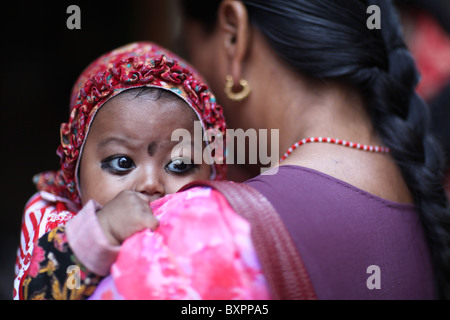 Ein Baby schaut über die Schulter Mütter in Kathmandu, Nepal in Asien Stockfoto