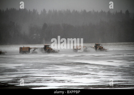 Schneepflüge auf dem Rollfeld am Flughafen Arlanda, Stockholm, Schweden. Stockfoto
