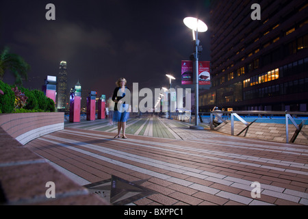 Kowloons berühmten und berüchtigten Avenue Of Stars Blick auf Hong Kong Island in der Nacht Stockfoto