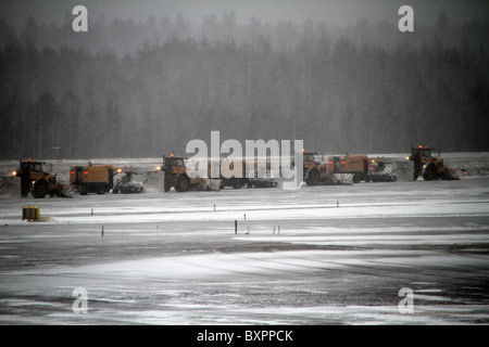 Schneepflüge auf dem Rollfeld am Flughafen Arlanda, Stockholm, Schweden. Stockfoto
