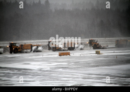 Schneepflüge auf dem Rollfeld am Flughafen Arlanda, Stockholm, Schweden. Stockfoto