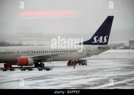 Flughafen Arlanda, Stockholm, Schweden. SAS-Flugzeugen auf dem Rollfeld in einem Schnee gebunden und nebligen Tag am Flughafen Arlanda. Stockfoto