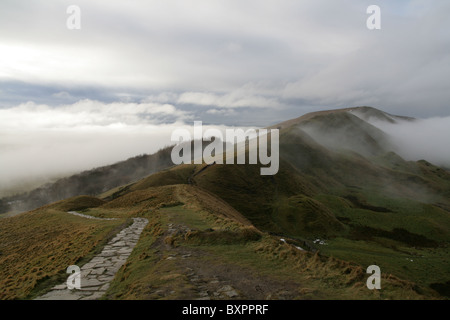 Rushup Kante, Mam Tor mit Wanderweg führt vom Vordergrund in Ferne mit Nebel und niedrige Wolken Stockfoto