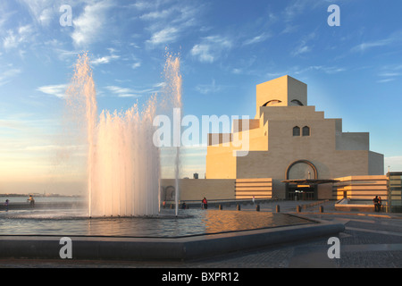 Eine Ansicht des Museums für islamische Kunst in Doha, Katar, Arabien unter einem bewölkten Winterhimmel, mit dem Wasser fangen die Abendsonne. Stockfoto