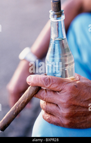 Mann hält eine Flasche Rum und Zigarren, Nahaufnahme Stockfoto