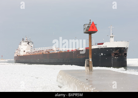 Frachtschiff M/V Sam Laud übergibt eine Kanal-Markierung auf dem Eriesee im Winter. Stockfoto