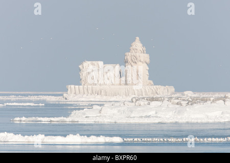 Das Cleveland Hafen West Pierhead Licht von gefrorenen Eisschichten bedeckt Stockfoto