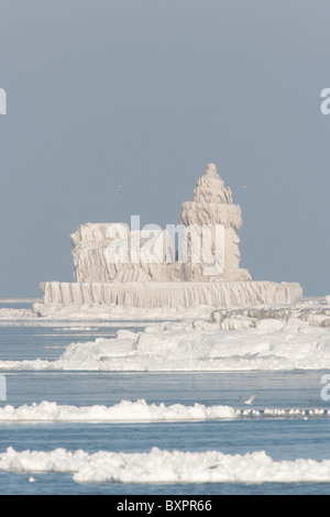 Das Cleveland Hafen West Pierhead Licht von gefrorenen Eisschichten bedeckt Stockfoto