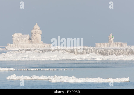 Die Cleveland Hafen West und Ost Pierhead Lichter von gefrorenen Eisschichten bedeckt Stockfoto