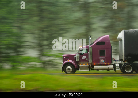 Ein Sattelschlepper, Kreuzfahrt auf Highway 12 in Idaho. Stockfoto