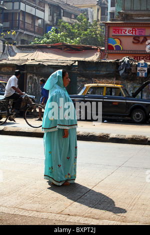 Muslimische Frau stehen auf der Straße, Mumbai, Indien Stockfoto