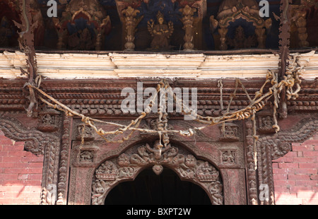 Tierischen Darm über dem Eingang zum Museum Patan Durbar Square, Patan, Kathmandu-Tal, Nepal, Asien. Stockfoto