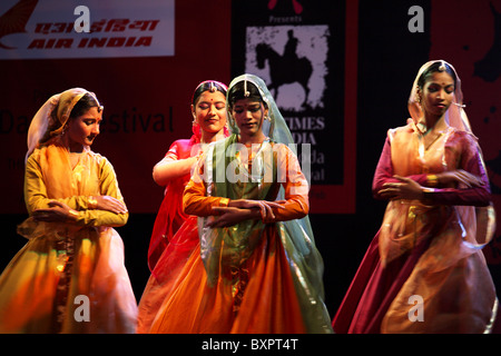 Tänzer beim Kala Ghoda Arts Festival, Mumbai, Indien Stockfoto