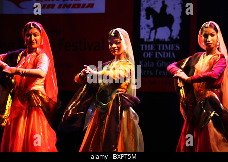 Tänzer beim Kala Ghoda Arts Festival, Mumbai, Indien Stockfoto