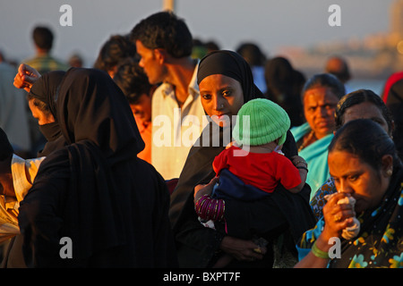 Muslimische Frauen in der Haji Ali Moschee bei Sonnenuntergang, Mumbai, Indien Stockfoto