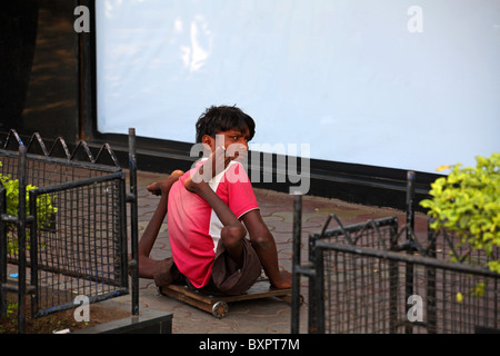 Behinderten Jungen betteln in der Straße, Mumbai, Indien Stockfoto