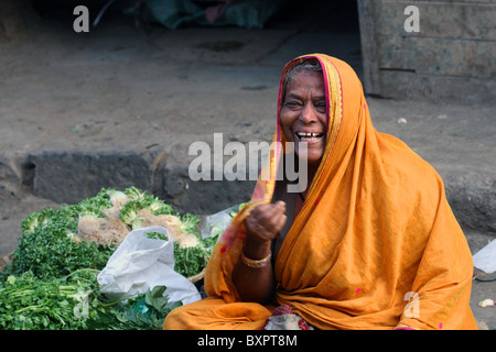 Indische Dame verkauft Gemüse in Markt, Mumbai, Indien Stockfoto