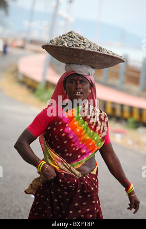Weibliche manuelle Arbeiter auf Port Blair, Andamanen, Indien Stockfoto