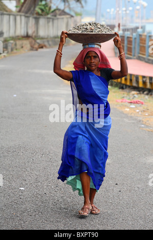 Weibliche Arbeiter auf Port Blair, Andamanen, Indien Stockfoto