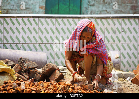 Arbeiterinnen, die auf der Straße arbeiten/Steine brechen, Kalkutta, Indien Stockfoto