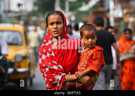 Mutter und Kind in der Straße, Kalkutta, Indien Stockfoto