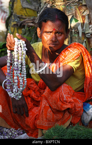 Indischer Markttrader, der Girlanden verkauft, Kalkutta, Indien Stockfoto